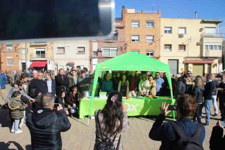 VOX llega a Sabadell (Cataluña) entre aplausos y «viva España» de los vecinos