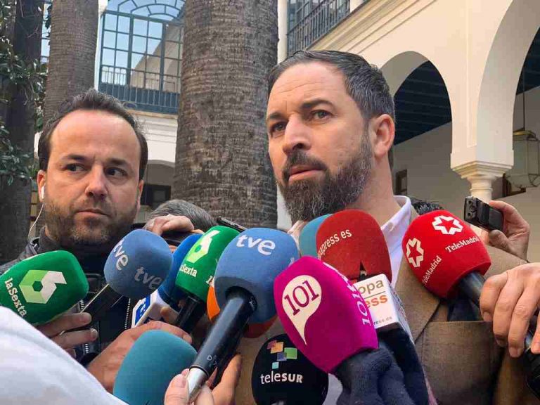 Abascal denuncia el «terrorismo callejero» de la ultraizquierda que pega a mujeres de VOX