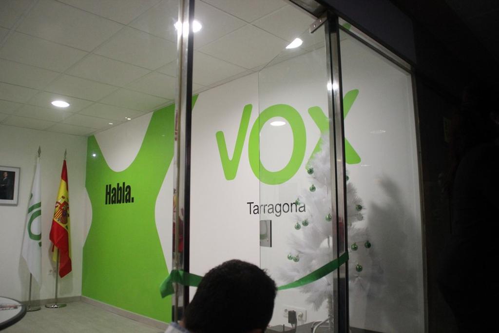 FOTOGRAFÍA. TARRAGONA (ESPAÑA), 22.12.2018. Vista general del interior de la nueva sede de VOX en Cataluña. VOX, los 'verdes' del Reino español . Ñ Pueblo_