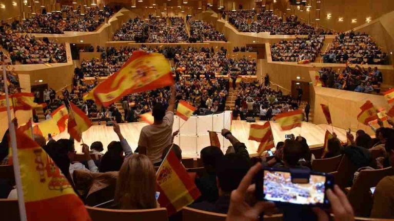 Simpatizantes de VOX inundan Zaragoza de banderas y los «vivas España»