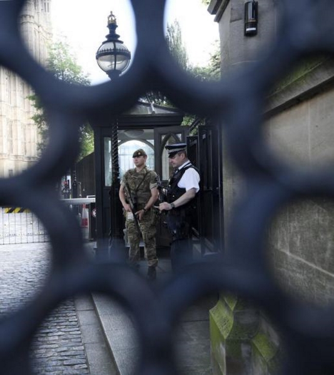 Londres (Reino unido), año 2018. Un soldado y un policía británicos vigilan los alrededores del Parlamento en Londres (Reino Unido. Efe