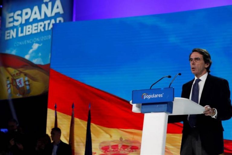 Aznar: Sánchez es un presidente «sin criterio y sin autoridad, España va por detrás»