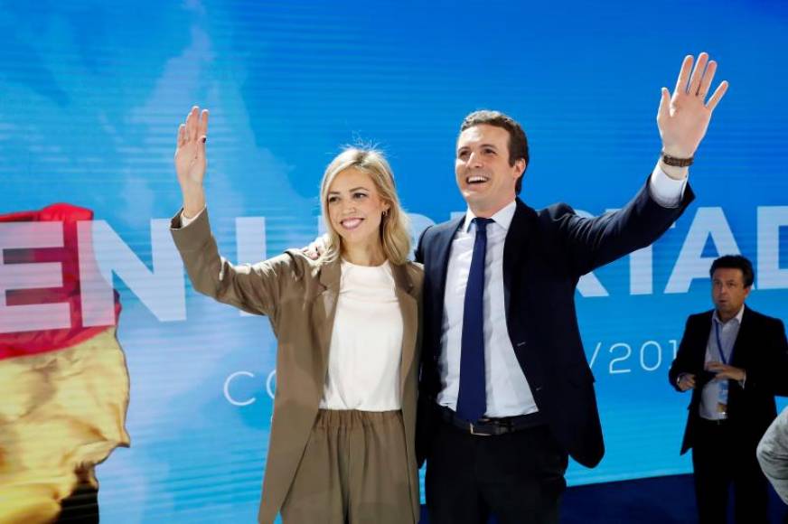MADRID (ESPAÑA), 18.01.2019. El presidente del PP, Pablo Casado, y su mujer Isabel Torres, saludan a su llegada a la clausura de la Convención Nacional. Efe.