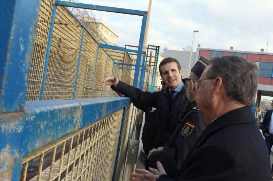 MELILLA (ESPAÑA), 03.01.2019. El presidente nacional del PP, Pablo Casado (I), ha transmitido hoy su apoyo a los Cuerpos y Fuerzas de Seguridad del Estado. Efe.