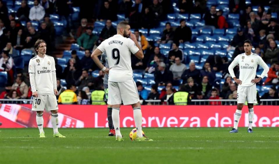 SANTIAGO BERNABÉU (MADRID) ESPAÑA, 06.01.2019. Los jugadores del Real Madrid tras el segundo gol de la Real Sociedad. Efe