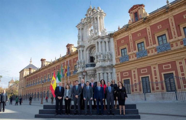 El nuevo Gobierno de Andalucía posa ante «Palacio de San Telmo» de Sevilla