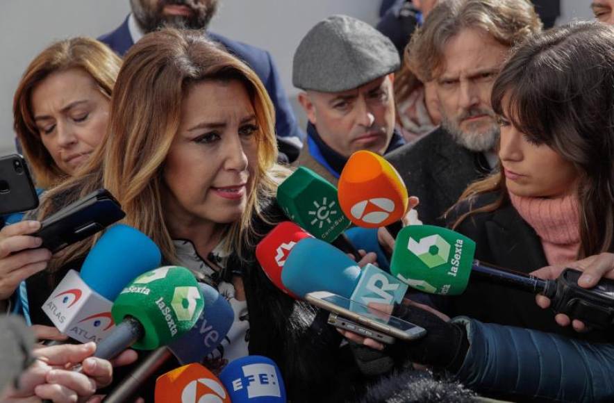SEVILLA (ESPAÑA), 16.01.2019. La presidenta andaluza en funciones, Susana Díaz, atiende a los medios de comunicación en un receso. Efe