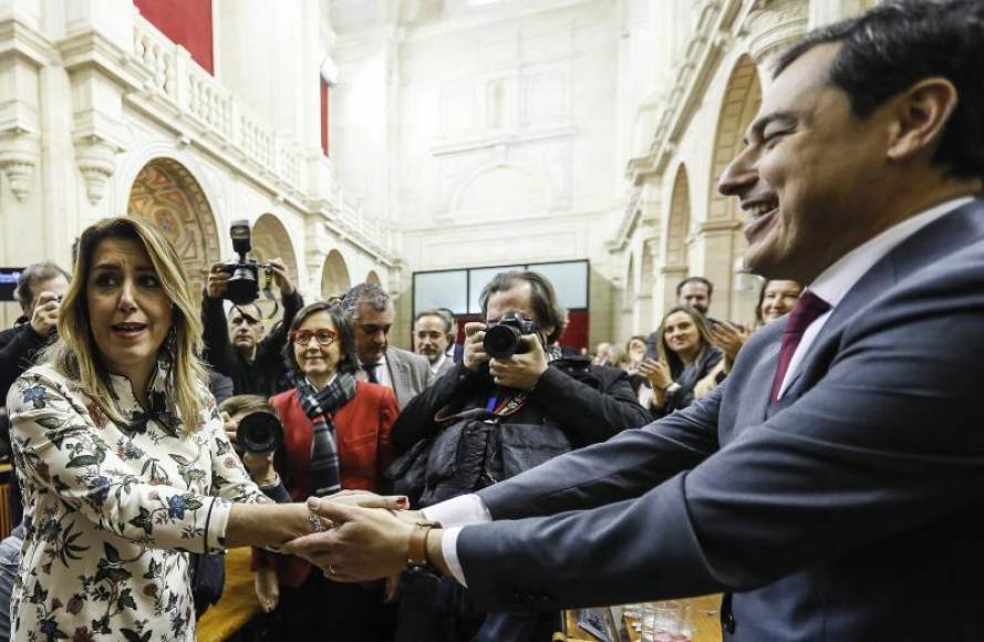 SEVILLA (ESPAÑA), 16.01.2019. líder del PP-A, Juanma Moreno, es felicitado por la hasta ahora presidenta del Ejecutivo andaluz, Susana Díaz. Efe.