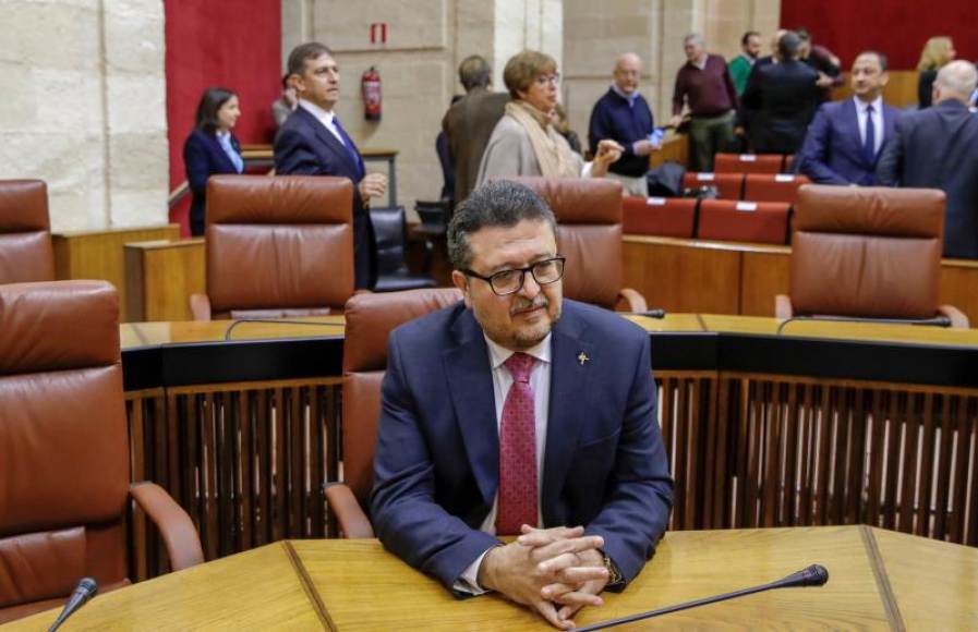 SEVILLA (ESPAÑA), 27.12.2018. El juez en excedencia Francisco Serrano y cabeza de lista de Vox, en su escaño en el Parlamento de Andalucía en Sevilla. Efe.