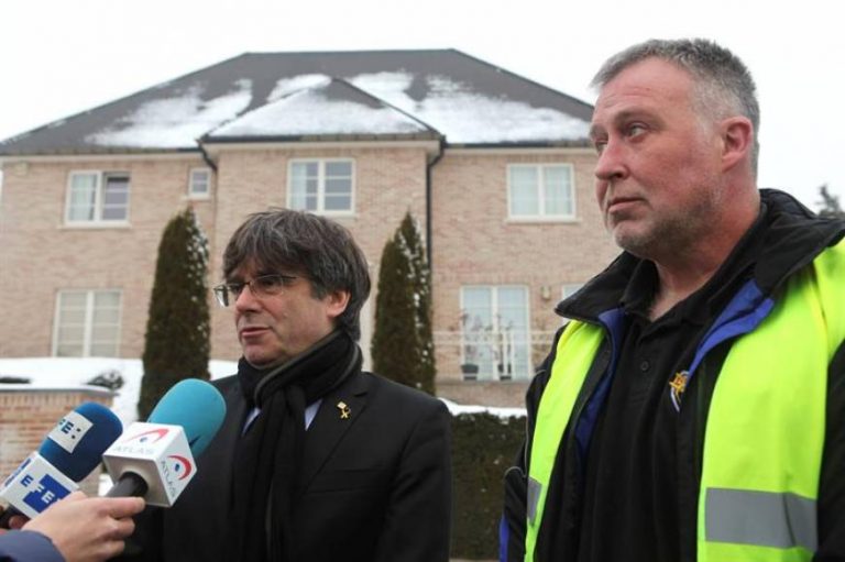 Puigdemont se ofrece a «taxistas» en huelga: «Yo si puedo ayudar lo haré encantado»