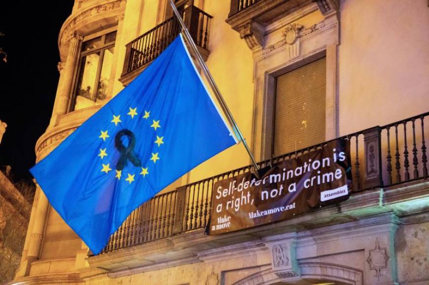 BARCELONA (ESPAÑA), 02.02.2019. La bandera europea que los violentos de la organización xenófoba independentista 'Asamblea Nacional Catalana (ANC). Efe