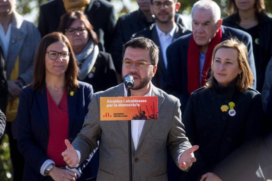 BARCELONA (ESPAÑA), 03.02.0219. El vicepresidente del Govern, Pere Aragonès (c), y el alcaldable por Barcelona Ernest Maragall (d) y participan en el acto. Efe.