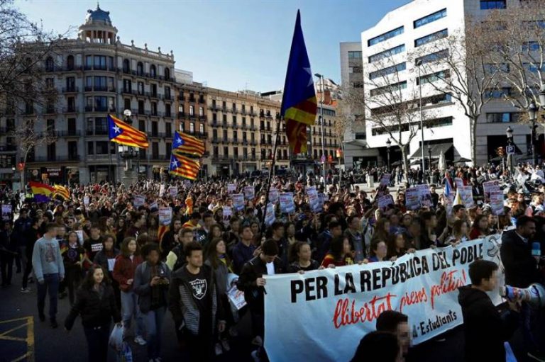 120 independentistas, según Guardia Urbana, claman contra el Juicio del «Procés»
