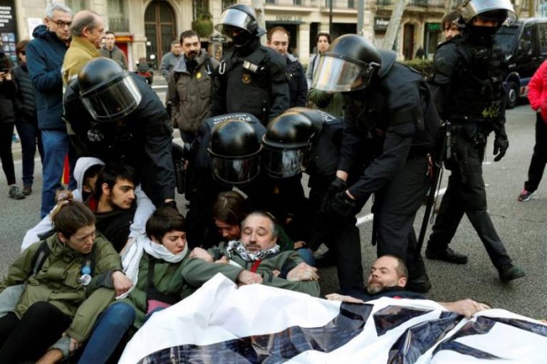 Los independentistas pegan puñetazos a los Mozos durante su huelga general