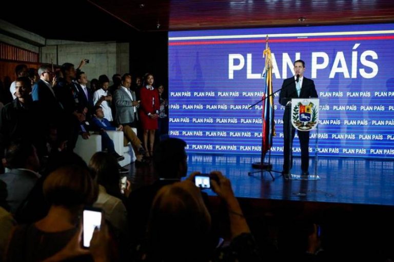 El presidente de Venezuela Juan Guaidó presenta el plan de su gobierno de transición