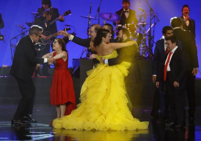 El equipo de la película 'Campeones' tras recibir el Goya a la Mejor película durante la gala de entrega de los Premios Goya 2019. Efe.