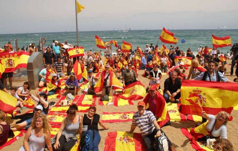 Centenares de catalanas despliegan toallas españolas en Playa en homenaje a agredidas