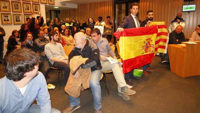 VOX despliega banderas en Pleno de Blanes (Gerona) ante agresiones de mujeres españolas