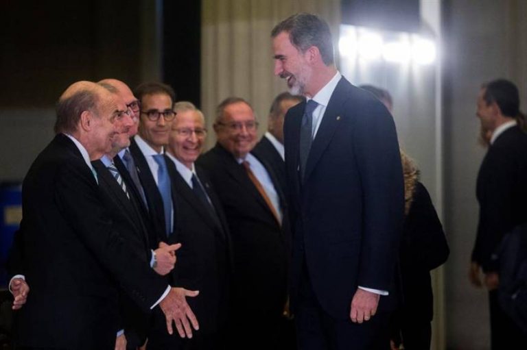 Torra planta al rey en el saludo protocolario