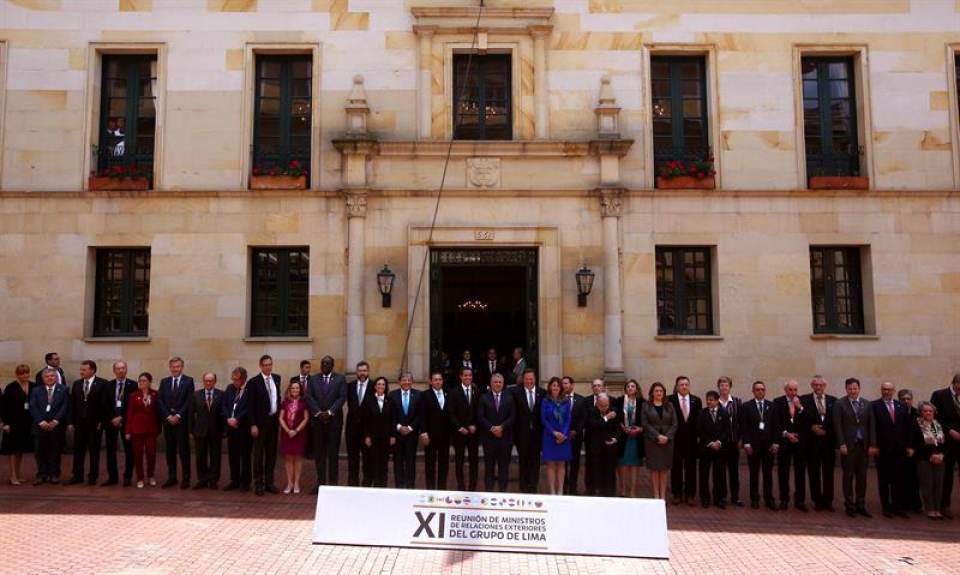 FOTOGRAFÍA. BOGOTÁ (COLOMBIA), 25.02.2019. Foto de familia de los asistentes a la cumbre del Grupo de Lima, que se ha reunido en Bogotá (Colombia). Efe.