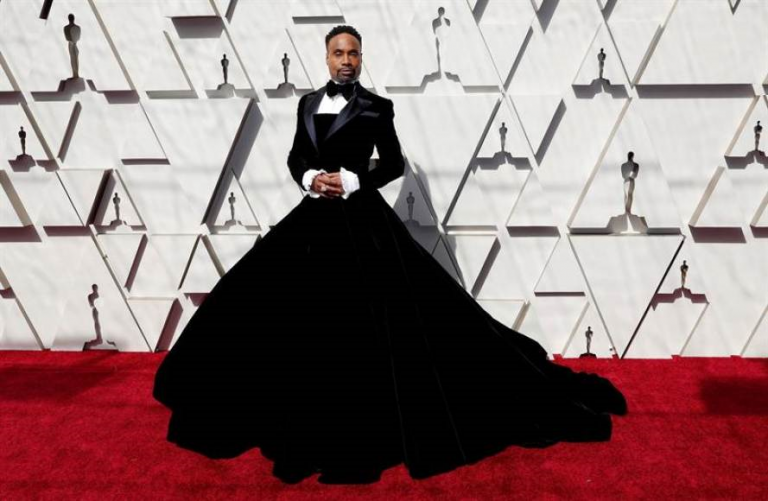 Billy Porter rompe moldes en la alfombra roja de los Óscar con esmoquin negro y falda