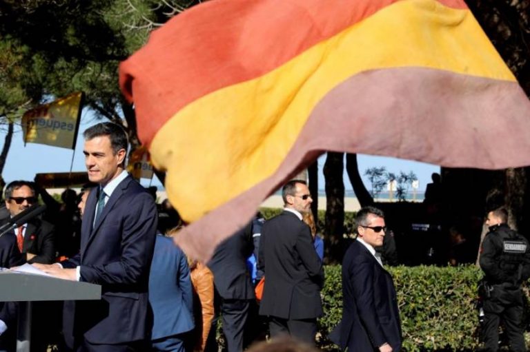 Sánchez defiende la «república» ante banderas de ERC, II República y «libertad presos políticos»