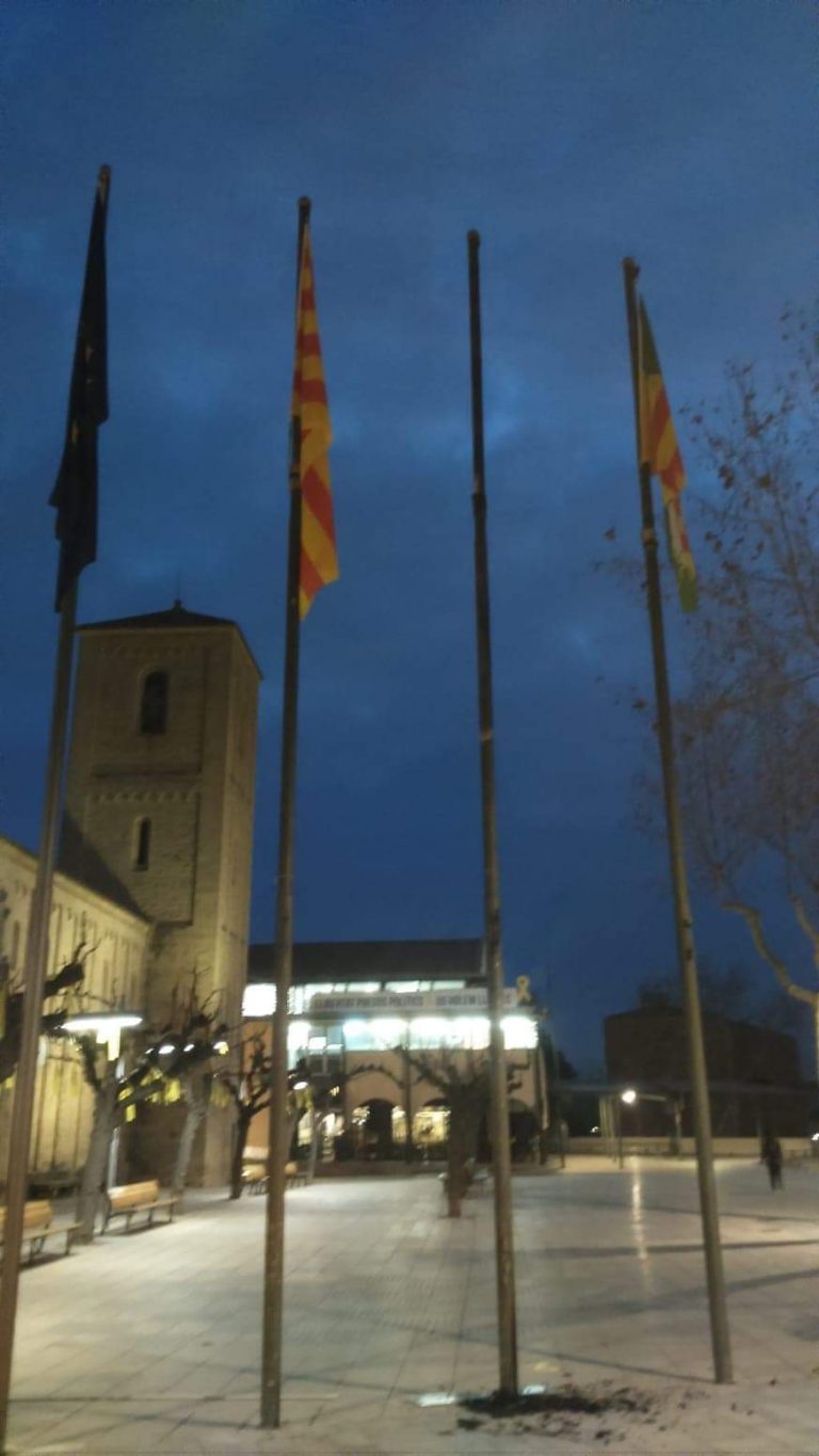 El independentismo quema la bandera de España en el Ayuntamiento de Parets