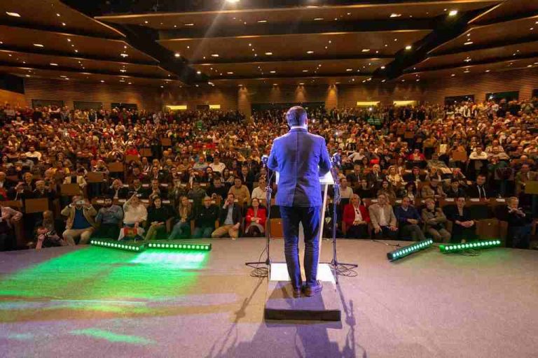 VOX se implanta en Toledo en un baño de españolidad de miles de personas