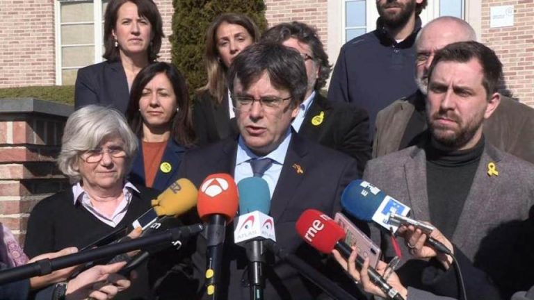 Puigdemont: «Ofrecí a Ciudadanos Cs que estaría encantado» de reunirme con Arrimadas