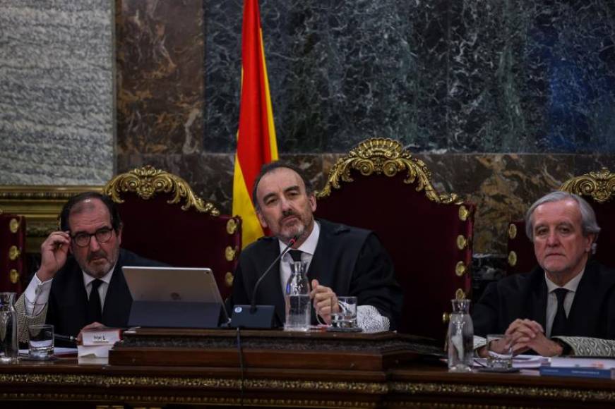 MADRID (ESPAÑA), 14.02.2019. El presidente del tribunal y ponente de la sentencia, Manuel Marchena (c), junto a los magistrados, Andrés Martínez Arrieta (i). Efe