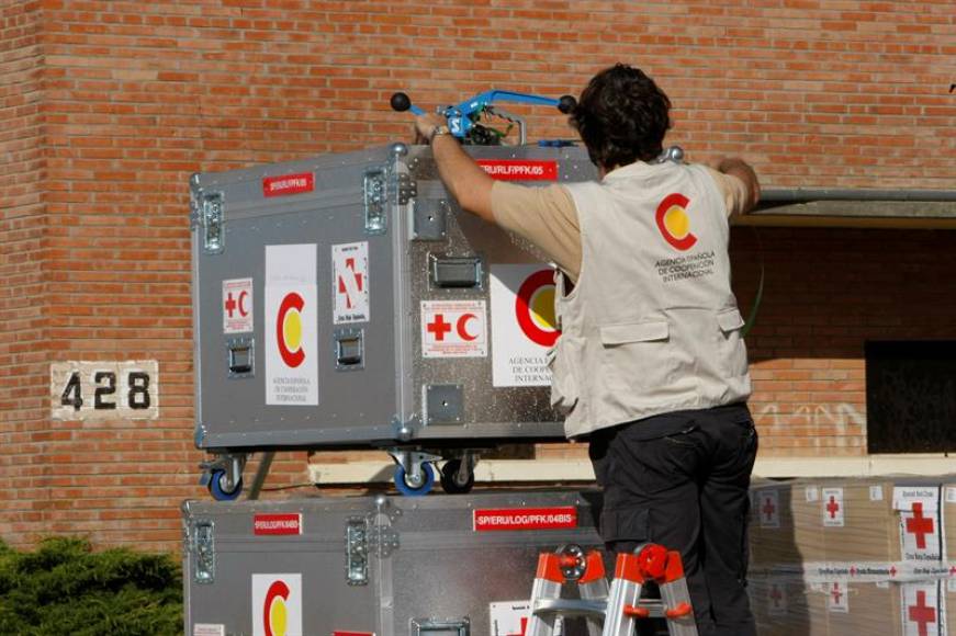 MADRID (ESPAÑA), AÑO 2019. Un operario prepara algunos de los equipos que se incluirán en un envío que la Agencia Española (Aecid). Efe.