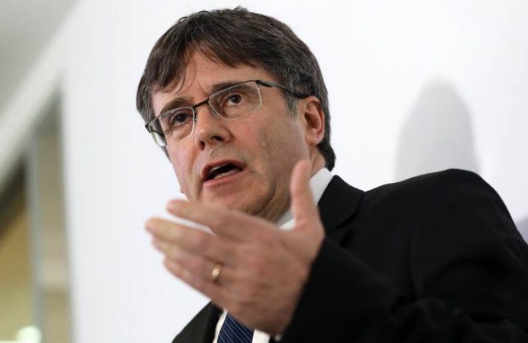 Puigdemont quiere «dejar la política» y entregarse a la «justicia franquista» de España