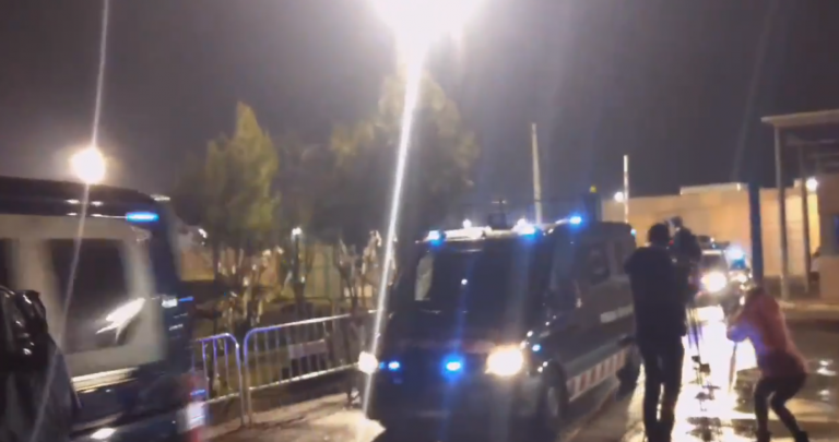 Los Mozos entregan los presos del ‘Procés’ a la Guardia Civil rumbo a Madrid