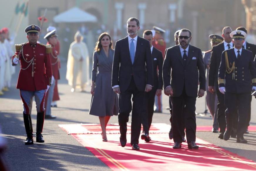 RABAT (MARRUECOS), 13.02.2019. Los reyes de España Felipe y Letizia junto al rey Mohamed VI en la plaza de Mechouar. Efe.