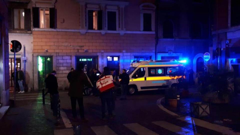 ROMA (ITALIA), 13.02.2019. Oficiales de policía y personal médico acudían este miércoles al lugar de la pelea en el centro de Roma. Efe.