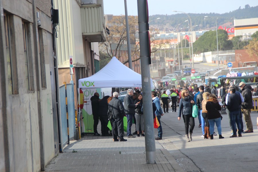 SABADELL (ESPAÑA), 10.02.2019. Simpatizantes y militantes de VOX posan por España durante la segunda carpa en Sabadell. Ñ Pueblo (11)