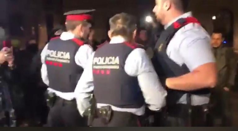 Un Mozo al español del Lazo de Torra: «Por favor espere que mi jefe se calme»