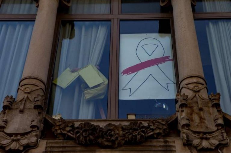 Desconocido independentista quita el lazo de la fachada de Consejería de Economía de la Generalitat