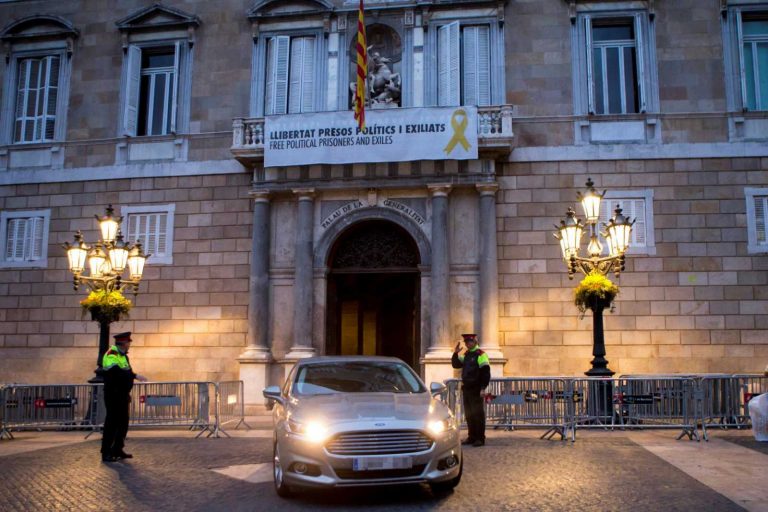 Arrimadas denuncia a Torra ante la Fiscalía por no retirar los lazos amarillos