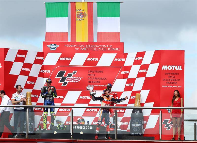 FOTOGFRAFÍA. TEMAS DE RÍO HONDO (ARGENTINA), 31.03.2019. Marc Marquez (c) de España celebra el primer lugar junto a Valentino Rossi (i). Efe