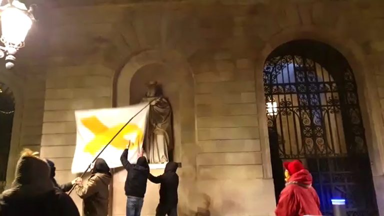 (Vídeo) La Resistencia quita «Pletórica» el lazo de Colau y inicia la retirada del lazo de Torra