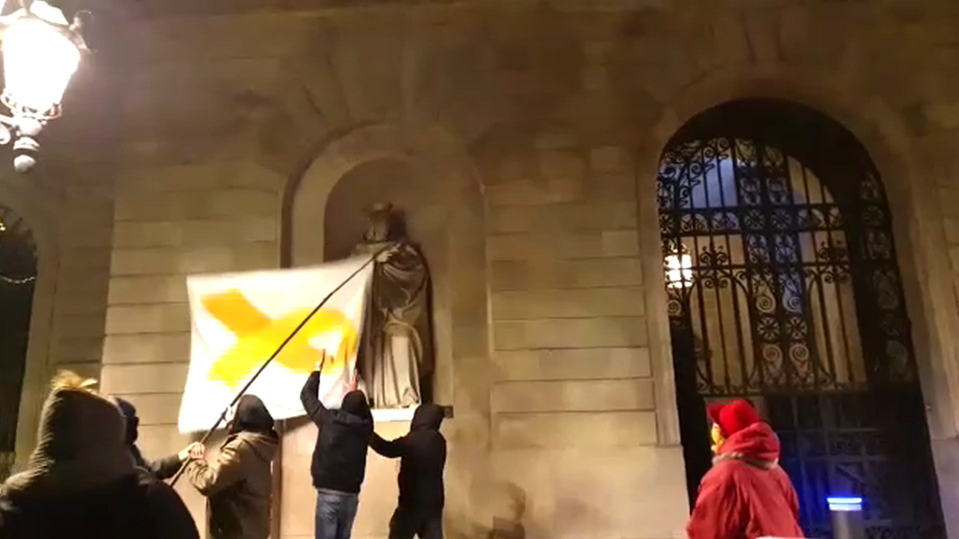 FOTOGRAFÍA. BARCELONA (ESPAÑA), 14.03.2018. Vista de los héroes de España liberando la capital catalana esta madrugada coincidiendo. Ñ Pueblo