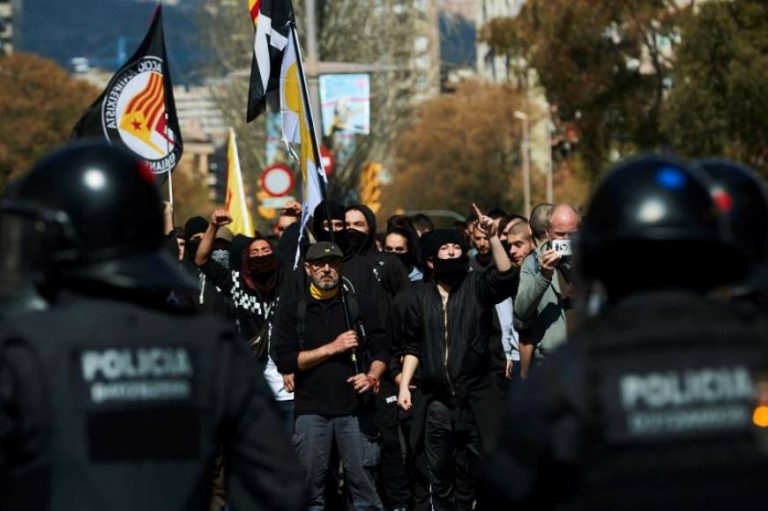 Detenidos 7 independentistas y extrama izquierda por agredir a una española de VOX
