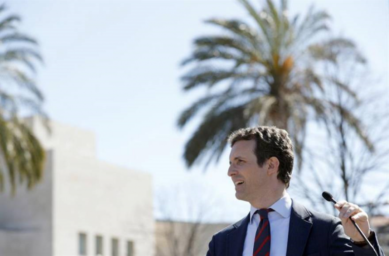 Casado: «No se puede seguir descentralizando España» hay que «reforzar la unidad de España»