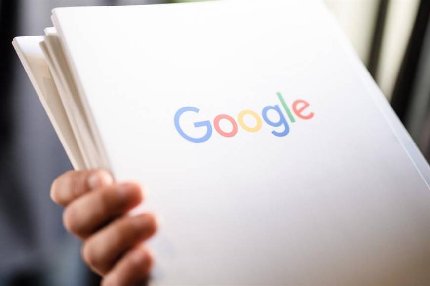 FOTOGRAFÍA. BRUSELAS (BÉGICA), 20.03.2019. Un empleado sostiene un dosier con el logotipo de la multinacional estadounidense Google.Efe