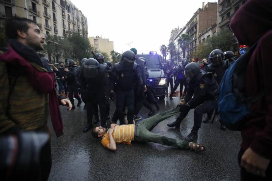 FOTOGRAFÍA. CATALUÑA (ESPAÑA), 01.10.2017. Vista de una independnetista que se atrinchera ante un colegio. Efe