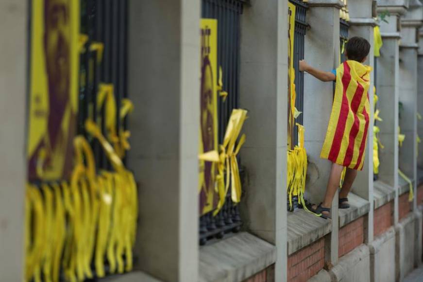 FOTOGRAFÍA. CATALUÑA (ESPAÑA), AÑO 2018. Vista de centenares de lazos amarillos, con los que el separatismo ensucia a casi toda Cataluña. Efe