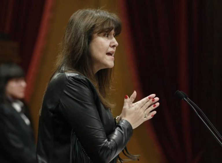 La consejera de Cultura Laura Borràs desafía a la JEC y no va a quitar ningún lazo
