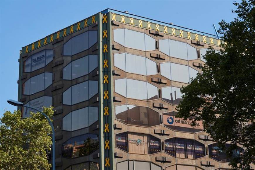 FOTOGRAFÍA. CATALUÑA (ESPAÑA), MES DE MARZO DE 2019. Vista de un edificio público en Cataluña lleno de lazos amarillos con los el separatismo Efe
