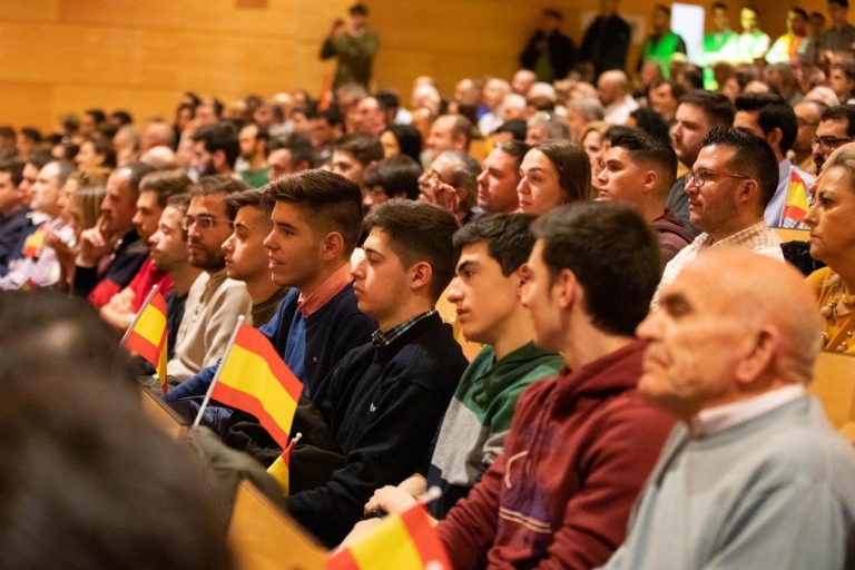 Abascal abarrota Ciudad Real y atiende a más 300 personas fuera sobre legítima defensa con armas